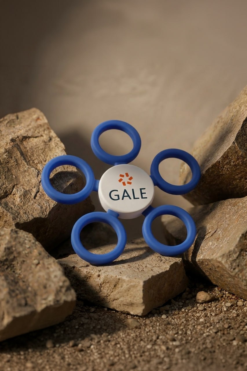Spinner azul Gale sobre piedras