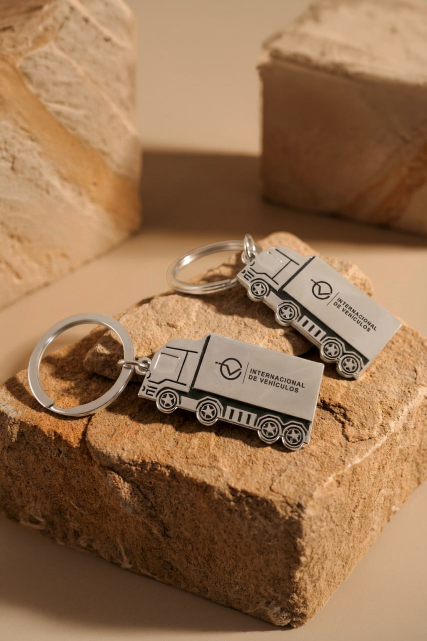 Llaveros metálicos con forma de camión