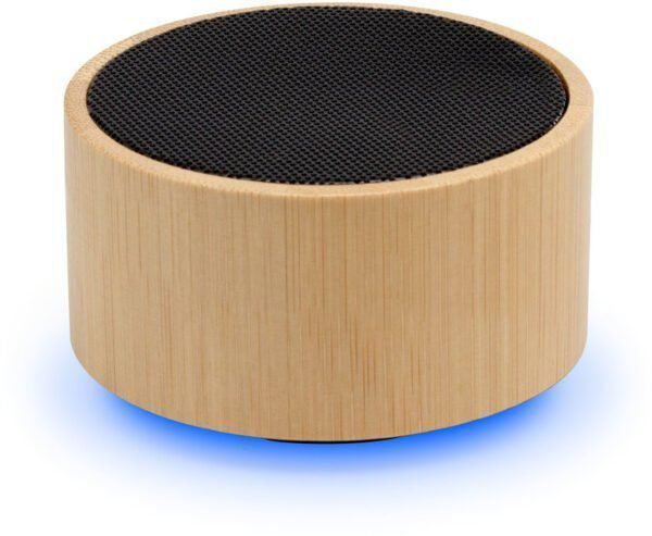 5 x 4 cm. Parlante Bluetooth. Caja redonda de Bambú color natural con malla metálica en la parte superior. Base negra con panel de control. Permite recibir llamadas. Micrófono incorporado. Versión bluetooth: 5.0. Batería: 300 mAh. Potencia: 3W. Cable de carga y conexión USB tipo C en color negro. Presentación en caja de regalo Kraft.