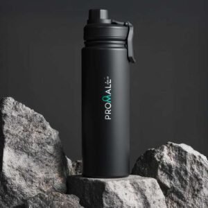 5 x 26 cm. Capacidad 720 ml. Acero inoxidable. Botella con aislamiento térmico vacuum. Interior en acero 304 y exterior en acero 201. Tapa con anillo de silicona