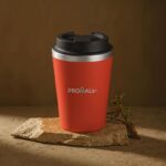 Mug CAMPER 9 cm x 15 cm. Capacidad: 350 ml. Polipropileno y Acero inoxidable. Mug doble pared. Interior de acero inoxidable 304 y exterior de PP con acabado mate. Tapa de PP con anillo de silicona y seguro antiderrame. Base antideslizante. Presentación en caja de regalo Kraft.