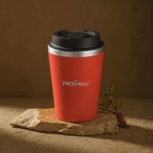 Mug CAMPER 9 cm x 15 cm. Capacidad: 350 ml. Polipropileno y Acero inoxidable. Mug doble pared. Interior de acero inoxidable 304 y exterior de PP con acabado mate. Tapa de PP con anillo de silicona y seguro antiderrame. Base antideslizante. Presentación en caja de regalo Kraft.