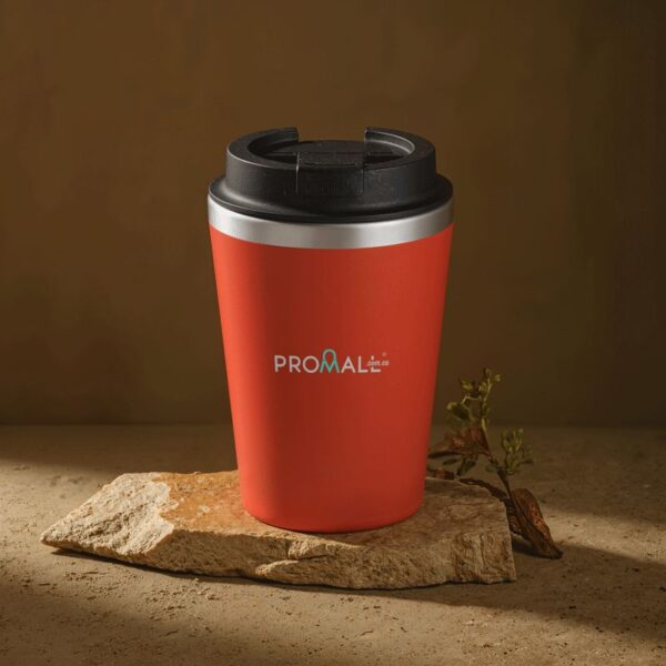 Mug CAMPER 9 cm x 15 cm. Capacidad: 350 ml. Polipropileno y Acero inoxidable. Mug doble pared. Interior de acero inoxidable 304 y exterior de PP con acabado mate. Tapa de PP con anillo de silicona y seguro antiderrame. Base antideslizante. Presentación en caja de regalo Kraft.