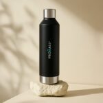 Ø 7 x 25 cm. Capacidad 550 ml. Acero inoxidable. Botella con aislamiento térmico vacuum. Interior en acero 304 y exterior en acero 201. Tapa de acero 201 a rosca con anillo de silicona. Pintura Powder coat (pintura más duradera y resistente a la corrosión y el paso del tiempo). Mantiene hasta 12 hs la temperatura de las bebidas calientes y 24 hs de las bebidas frías. Presentación en caja de regalo Kraft.